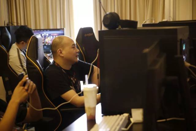 据外媒blix.gg爆料，前FNC战队下路选手Upset将在接下来的LEC春季赛成为VIT战队新的首发AD